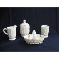 Vintage 1950Er Jahre 4-Teiliges Set Getäfelte Traube Westmoreland Milchglas Zuckerschüssel Sahnegießer Löffel Süßigkeitskorb Teller von UpperCrustFinds