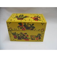 Vintage Metall Rezept Box Gelb Braun Grün Nadelspitze Haus Pflanzen Design Syndikat Mfg. Co Pa Prim Country Decor von UpperCrustFinds