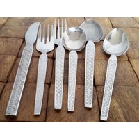 Trocadero-Muster Von Hanford Forge Besteckstücke Vintage-Edelstahl Blumenkettenmuster Gabeln Löffel Messer Besteck Made in Korea von UpsideGroove
