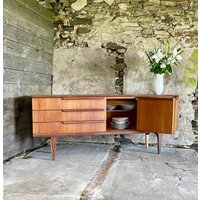 Atemberaubendes Refurbished Mid Century Teak Sideboard Oder Cadenza Mit Bi-Fold-Schranktüren Und Einzigartiger Gewachster Spanplatte von UrbanGrainInteriors