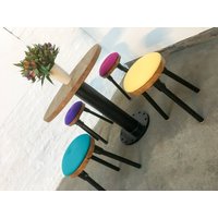 Button Industrie Stil Kastanien Gebeizter Und Schwarz Pulverbeschichteter Stahl Tisch Mit 4 Hockern, Die Hochwertiger Reiner Schurwolle Gepolstert von UrbanGrainInteriors