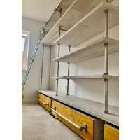 Cynthia Weiß Gewaschenes, Wiedergewonnenes Gerüstbrett, Gelb Gebeiztes Osb Und Galvanisiertes Stahlrohr Industrielle Offene Garderobe/Umkleidekabine von UrbanGrainInteriors