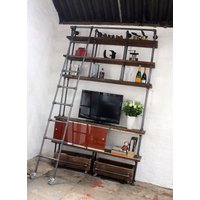 Dierdre Dark Steel, Kastanien Reclaimed Gerüst Brett Bücherregale/Media Unit Mit Bemalten Glasschiebetüren Und Rollleitern von UrbanGrainInteriors
