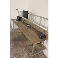 Douglas Reclaimed Scaffolding Board Schreibtisch Im Industriestil Mit Eingebautem Stauraum, Overhead-Monitor-Montageschienen Und Unterem Regal von UrbanGrainInteriors