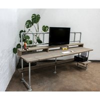Ethan Reclaimed Scaffolding Board Schreibtisch Im Industriestil Mit Integriertem Stauraum, Overhead-Monitor-Montageschienen Und Ecke Unter Dem Regal von UrbanGrainInteriors