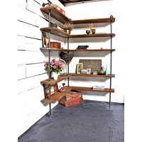 Malin Boden - Und Wandregal Auf Gehrung, Hergestellt Aus Wiederverwendeten Gerüstbrettern Dunklem Stahlrohr von UrbanGrainInteriors