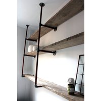 Rachael Maß Angefertigte Wiederverwertete Gerüstbretter Und Stahlrohr- An Der Decke Aufgehängte Wand Befestigte Regale/Bücherregale von UrbanGrainInteriors