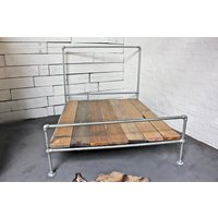 Sarah Verzinktes Stahlrohr Und Wiederverwertetes Gerüstbrett Kingsize-Bett von UrbanGrainInteriors