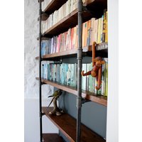 Sebastian Reanspruchte Gerüstbretter Und Stahlrohr Wand Montiert Boden Stehen Urban Industrial Chic Regal/Bücherregal - Design von UrbanGrainInteriors