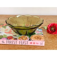 Vintage Mid Century Olive Grüne Glas Servierschale Mit Überbackenen Rändern | Geschirr Schmuckschale Catchall Schale Muttertagsgeschenk von UrbanNomadNYC