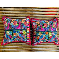 Set Mit Zwei Kissenbezügen Vintage Huipil Aus Aguas Calientes Handgewebt Auf Einem Webrahmen von UrbanPath