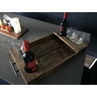 Rustikales Serviertablett Mit Weinglas Und Flaschenhalter von UrbanWhittler