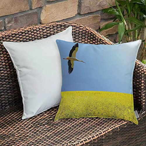 Kissenbezug 45x45 cm,Gelb und Blau, allein fliegender Storch bei klarem Himmel über dem Frü,Outdoor Kissen Kissenbezüge Kissenhülle Sofa Kissen dekokissen Zierkissen für Wohnzimmer Garten deko draußen von Urbanrags