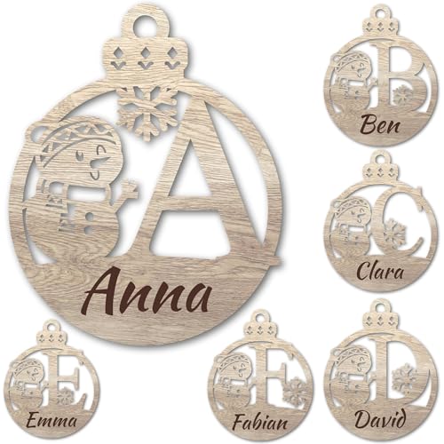 Urhome Weihnachtskugel personalisiert mit Wunschtext Gravur Buchstabe A-Z mit Schneemann Motiv Hell Braun - Ornament Weihnachtsbaumschmuck Weihnachtsdeko Weihnachtsbaumanhänger aus Holz von Urhome