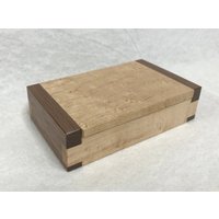 Maple Creek Geschenkkarten/Visitenkarten Box - Handgefertigte Aus Vogelauge Ahorn Und Walnuss Mit Verstecktem Holz Scharnier Maple Creek Geschenkkarten/Visitenkarten Box - Handgefertigte Aus Vogelauge Ahorn Und Walnuss Mit Verstecktem Holz Scharnier von UtekCreations