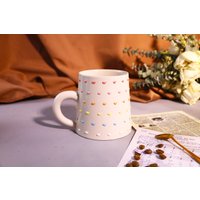 Entzückende Handgemachte Keramikbecher Mit Regenbogenherzen, Die Ihren Tag Erhellen, Personalisierte Keramiktasse Weichem Farbton Für von UtopiaPotteryStudio