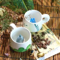 Niedliche Keramiktasse Mit Figur, Handgemachte Kaffeetasse Handbemaltem Blattdesign, Einzigartiges Geschenk Für Kaffeeliebhaber von UtopiaPotteryStudio