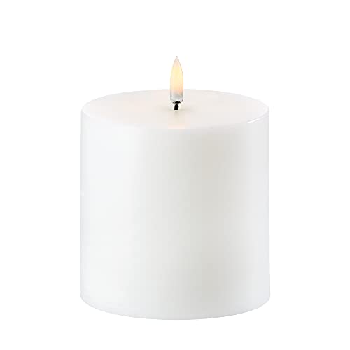 UYUNI - LED Pillar Candle - Nordic White - 10,1 x 10,1 cm (UL-PI-NW-C10110) von UYUNI