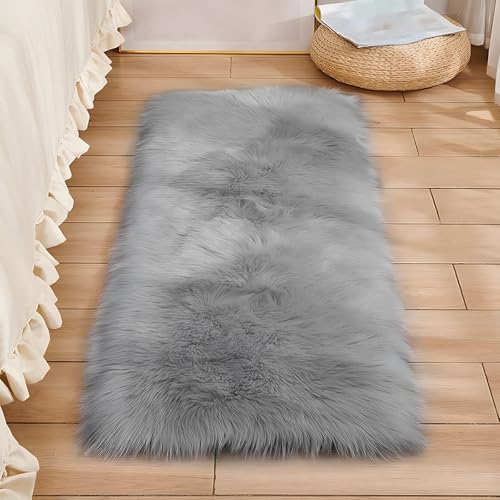 Faux Lammfell Schaffell Teppich 60 x 90 cm, Lammfellimitat Teppich Flauschiger Weicher Fell Teppiche Longhair Fell Lammfellimitat Carpet für Stühle Sofa Schlafzimmer Kinderzimmer (Grau, Rechteckig) von VAIGU:OA
