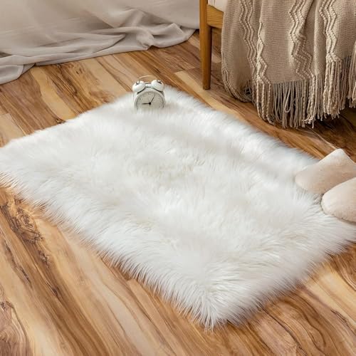 Faux Lammfell Schaffell Teppich 60 x 90 cm, Lammfellimitat Teppich Flauschiger Weicher Fell Teppiche Longhair Fell Lammfellimitat Carpet für Stühle Sofa Schlafzimmer Kinderzimmer (Weiß, Rechteckig) Faux Lammfell Schaffell Teppich 60 x 90 cm, Lammfellimitat Teppich Flauschiger Weicher Fell Teppiche Longhair Fell Lammfellimitat Carpet für Stühle Sofa Schlafzimmer Kinderzimmer (Weiß, Rechteckig) von VAIGU:OA