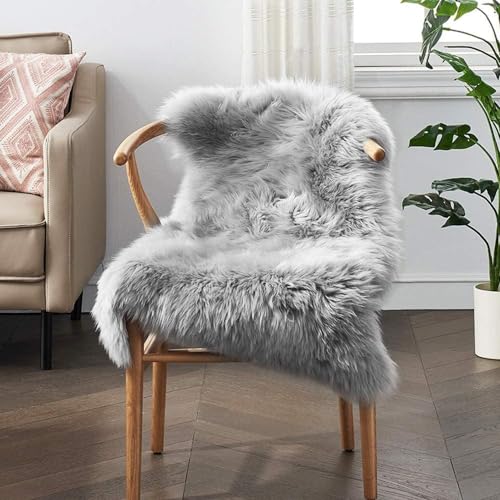 Faux Lammfell Schaffell Teppich 60x90 cm, Lammfellimitat Teppich Flauschiger Weicher Fell Teppiche Longhair Fell Lammfellimitat Carpet für Stühle Sofa Schlafzimmer Kinderzimmer (Grau, Unregelmäßig) Faux Lammfell Schaffell Teppich 60x90 cm, Lammfellimitat Teppich Flauschiger Weicher Fell Teppiche Longhair Fell Lammfellimitat Carpet für Stühle Sofa Schlafzimmer Kinderzimmer (Grau, Unregelmäßig) von VAIGU:OA