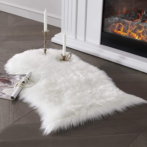 Faux Lammfell Schaffell Teppich 60x90 cm, Lammfellimitat Teppich Flauschiger Weicher Fell Teppiche Longhair Fell Lammfellimitat Carpet für Stühle Sofa Schlafzimmer Kinderzimmer (Weiß, Unregelmäßig) Faux Lammfell Schaffell Teppich 60x90 cm, Lammfellimitat Teppich Flauschiger Weicher Fell Teppiche Longhair Fell Lammfellimitat Carpet für Stühle Sofa Schlafzimmer Kinderzimmer (Weiß, Unregelmäßig) von VAIGU:OA