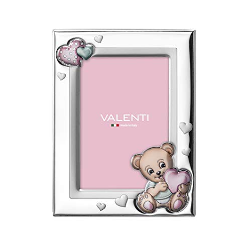 Valenti&Co Bilderrahmen aus Silber mit Teddybär-Detail in Farben bemalt, für Tisch oder Nachttisch für das Kinderzimmer, perfekte Geschenkidee für Taufe oder Geburtstag Valenti&Co Bilderrahmen aus Silber mit Teddybär-Detail in Farben bemalt, für Tisch oder Nachttisch für das Kinderzimmer, perfekte Geschenkidee für Taufe oder Geburtstag von VALENTI & CO.