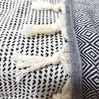 Tagesdecke 200X240 Mit Diamant-Muster Aus 100% Oeko-Tex Zertifizierte Premium-Baumwolle Fürs Bett Oder Als Xxl Couch Decke | Schwarz-Weiß Tagesdecke 200X240 Mit Diamant-Muster Aus 100% Oeko-Tex Zertifizierte Premium-Baumwolle Fürs Bett Oder Als Xxl Couch Decke | Schwarz-Weiß von VAYVAvibes