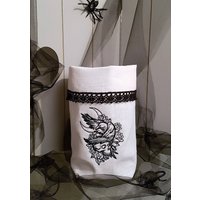 Utensilo Lichtbeutel Vasenhusse Rabe Schädel Gestickt Leinen Spitze Halloween von VCrownKreativTextil