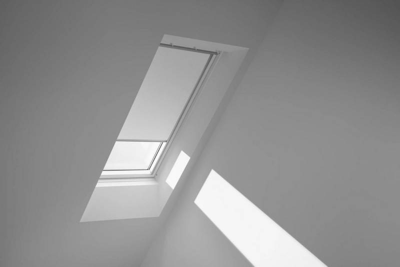 Verdunklungsrollo DKL 1025S, VELUX, verdunkelnd, ohne Bohren, in Führungsschienen, VELUX »Pick & Click!«, Stoff weiß mit weißen Führungsschienen & Griffleiste von VELUX