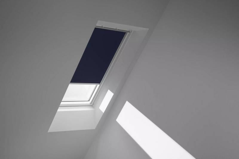 Verdunklungsrollo DKL 1100S, VELUX, verdunkelnd, ohne Bohren, in Führungsschienen, VELUX »Pick & Click!«, Stoff dunkelblau mit weißen Führungsschienen & Griffleiste von VELUX