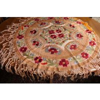1840 Tischdecke Bunte Seide Matyo Blumenstickerei Auf Leinen Mit Fransen 1840 Tischdecke Bunte Seide Matyo Blumenstickerei Auf Leinen Mit Fransen von VENTALIA