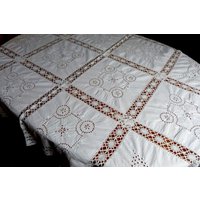 A80 Traumhafte Handgefertigte Vintage Leinen Tischdecke Cutwork Karrees & Klöppelspitze 200x53cm von VENTALIA
