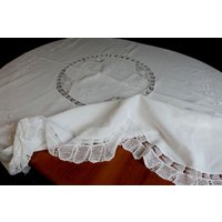 B14 Antike Handgefertigte Baumwolltischdecke Mit Stickerei Und Nadelspitze, 73 X 66 Zoll Oval von VENTALIA