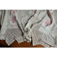 Große Handgehäkelte 1900 Tagesdecke Mit Überarbeitung Auf Damastgrund + Initialen Ab 323x215cm Große Handgehäkelte 1900 Tagesdecke Mit Überarbeitung Auf Damastgrund + Initialen Ab 323x215cm von VENTALIA