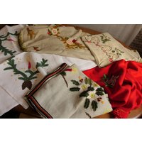 Schnäppchen Lot Von 5 Farbigen Handgestickten Vintage Weihnachtstischdecken C Schnäppchen Lot Von 5 Farbigen Handgestickten Vintage Weihnachtstischdecken C von VENTALIA