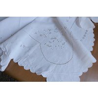 T16 Traumhafte Handgemachte Vintage Leinen Tischdecke Mit Cutwork & Relief Rosen 132x132cm T16 Traumhafte Handgemachte Vintage Leinen Tischdecke Mit Cutwork & Relief Rosen 132x132cm von VENTALIA