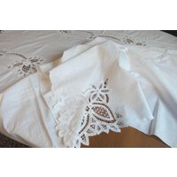 T4 Handgefertigte Antike Leinen Tischdecke Mit Band Spitze 300x165 cm von VENTALIA