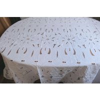 T40 Wunderschöne Handgemachte Vintage Baumwolle Tischdecke Gestickte Richelieu Blumen 106x65" T40 Wunderschöne Handgemachte Vintage Baumwolle Tischdecke Gestickte Richelieu Blumen 106x65" von VENTALIA