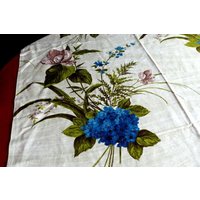 Wunderschönes Vintage Paar Original Sixties Baumwollvorhänge Weiß/Grau Gemustert Mit Blumensträußen Je 190x110 cm Wunderschönes Vintage Paar Original Sixties Baumwollvorhänge Weiß/Grau Gemustert Mit Blumensträußen Je 190x110 cm von VENTALIA