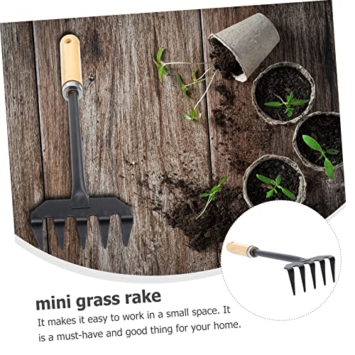 VICASKY Mini Gartenharke aus Robustem Material Kleines Gartenwerkzeug zum Lockern Rutschfester Handgriff für Gartenliebhaber und Enge Beete Langlebig und Einfach zu Bedienen VICASKY Mini Gartenharke aus Robustem Material Kleines Gartenwerkzeug zum Lockern Rutschfester Handgriff für Gartenliebhaber und Enge Beete Langlebig und Einfach zu Bedienen von VICASKY