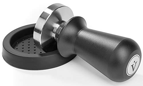 VIENESSO Profi Barista Tamper Set – Druckregulierend mit Anpressdruck von ca. 14kg durch integrierte Feder - Kaffee Stempel aus Edelstahl inkl. Matte für optimales tampern + E-Book! (schwarz, 58 mm) von VIENESSO