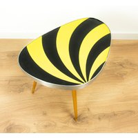 Original 1960S Sunburst Kidney Tripod Side Table Yellow Black Original 1960S Sunburst Kidney Tripod Side Table Yellow Black von VINTARAMAcom
