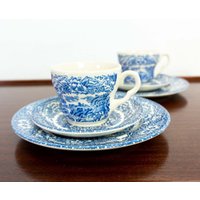 Two Vintage Tableware Trio Sets Eit Ltd England in Blue White Cup Saucer Tea Or Side Plate von VINTARAMAcom