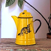 Vintage Emaille Kaffeekanne 600Ml - Ungewöhnliche Grafik Who Ui Rustikale Gelbe Teekanne Retro-Emaille Vintage Emaille Kaffeekanne 600Ml - Ungewöhnliche Grafik Who Ui Rustikale Gelbe Teekanne Retro-Emaille von VINTJOM