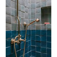 Antikes Massives Messing-Duschsystem, Nicht Lackiertes Badezimmer-Duschsystem Mit Hochdruck, Tragbarer Und Runder Duschkopf von VINTOUCHFIXTURES