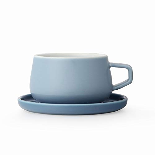 Teetasse oder Kaffee-Tasse mit Untertasse, aus Porzellan, mit Henkel, 0.3 Liter, Hazy Blau von Viva Scandinavia