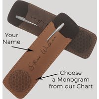 Stiftetui Aus Veganem Leder Mit Monogramm Und Personalisiertem Bildschirm-Eingabestift - Federmäppchen + Stift-Set von VJGiftStudio