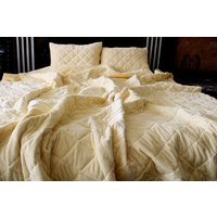 Creme Samt Quilt Handgefertigte Tagesdecke Mit Baumwollrücken Und Quasten Creme Samt Quilt Handgefertigte Tagesdecke Mit Baumwollrücken Und Quasten von VMORELIFESTYLE