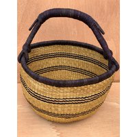 Großer Runder Bolga Markt Korb - Ganz Natur Mit Doppelten Schwarzen Streifen Handgewebt in Ghana Brauner Ledergriff Aufbewahrungskorb Großer Runder Bolga Markt Korb - Ganz Natur Mit Doppelten Schwarzen Streifen Handgewebt in Ghana Brauner Ledergriff Aufbewahrungskorb von VNBolgaBaskets